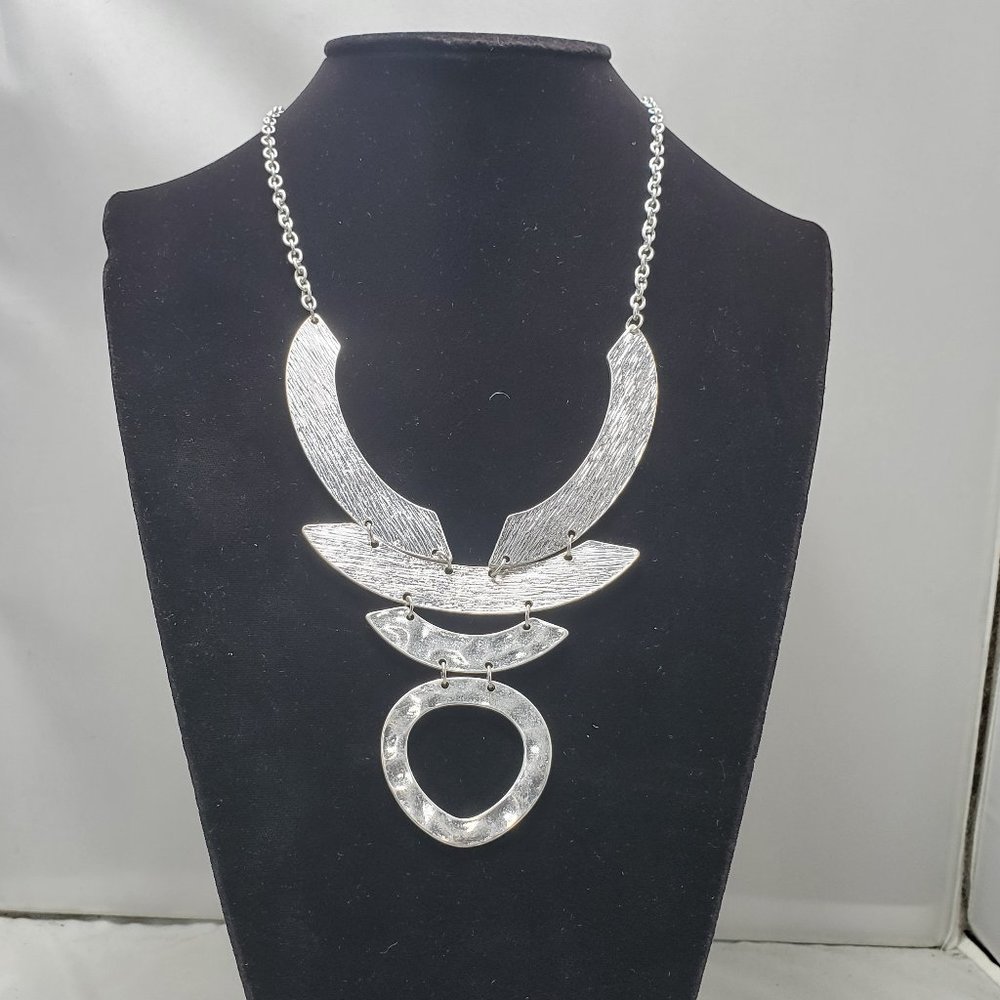Signature silver geometric shape metal (rhodium) necklace